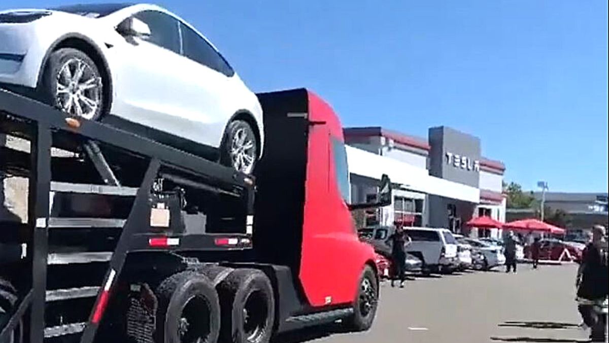 It s So Beautiful To See Tesla Semi Delivering Tesla Cars To